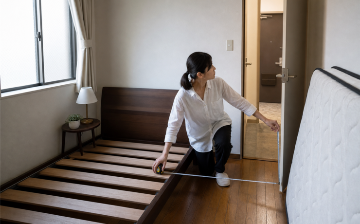 京都市の住宅でベッドとマットレスの処分を計画する様子