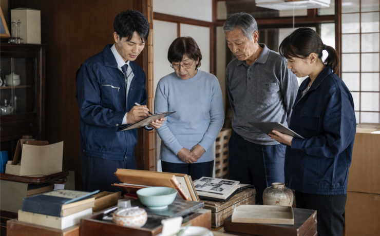 京都の住宅で遺品整理の見積り条件を確認する様子