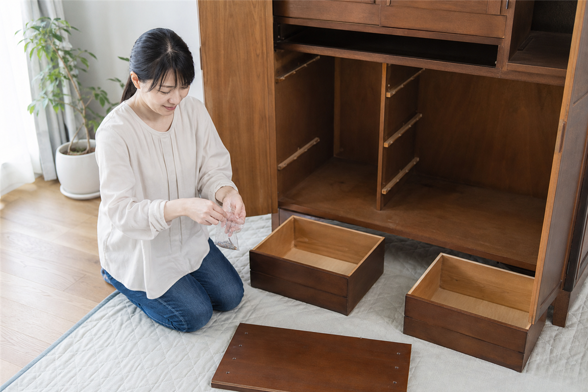 大型家具から引き出しと棚板を外す様子