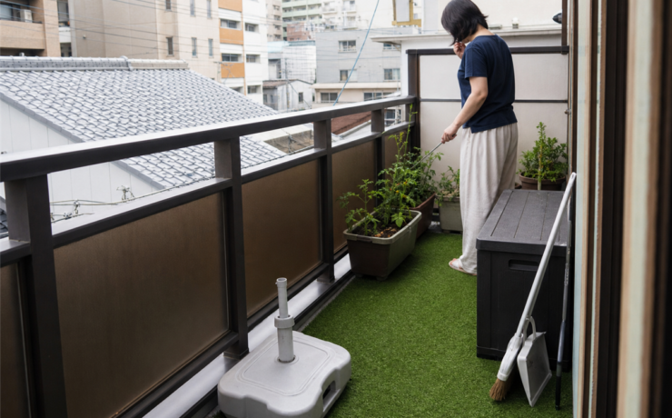 京都市中京区の賃貸住宅でベランダを確認する様子