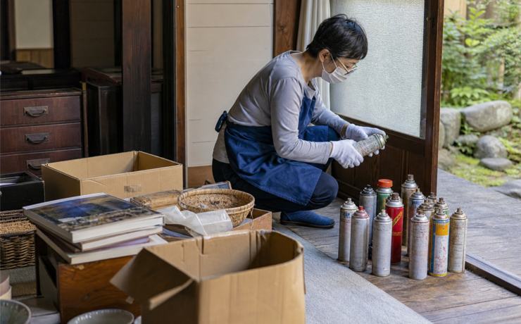京都市下京区の住宅で遺品のスプレー缶を分ける様子