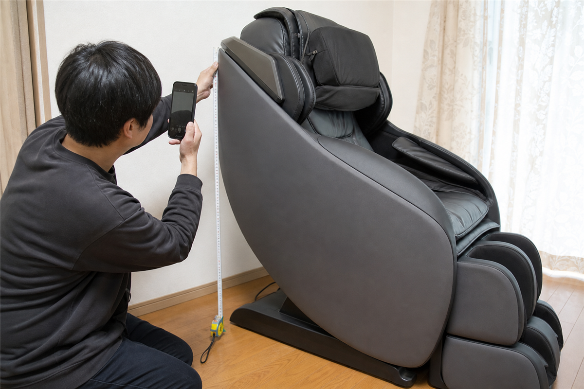 マッサージチェアの型番と本体寸法を確認する様子