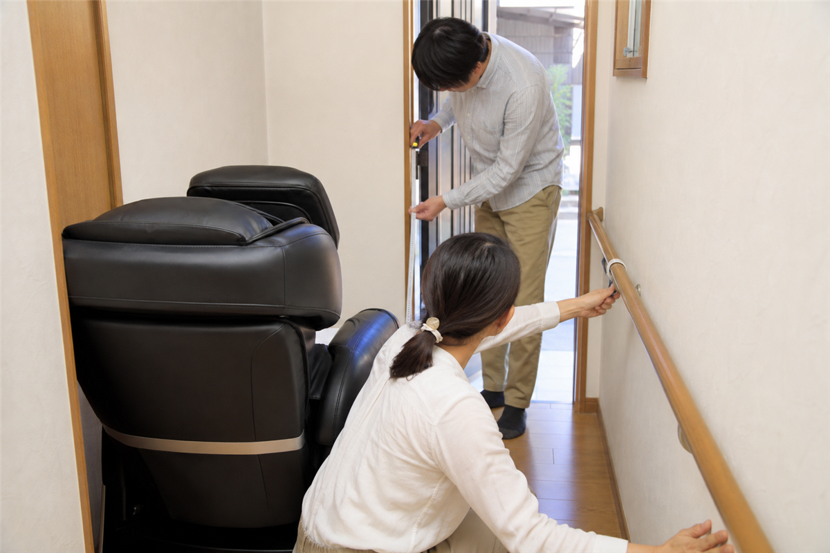 玄関と廊下の幅を測る様子
