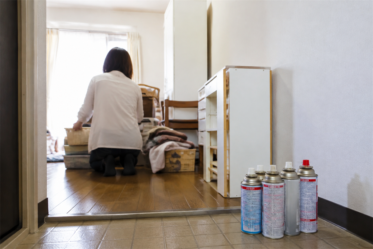片付け中の不用品と分けて置かれたスプレー缶